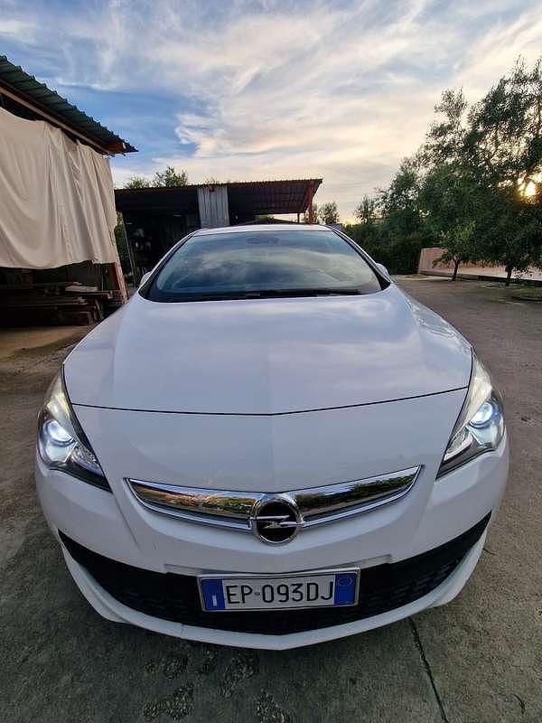 Usata 2012 Opel Astra GTC Cosmo Berlina | 5000 € (Buon prezzo) - Immagine 1/4