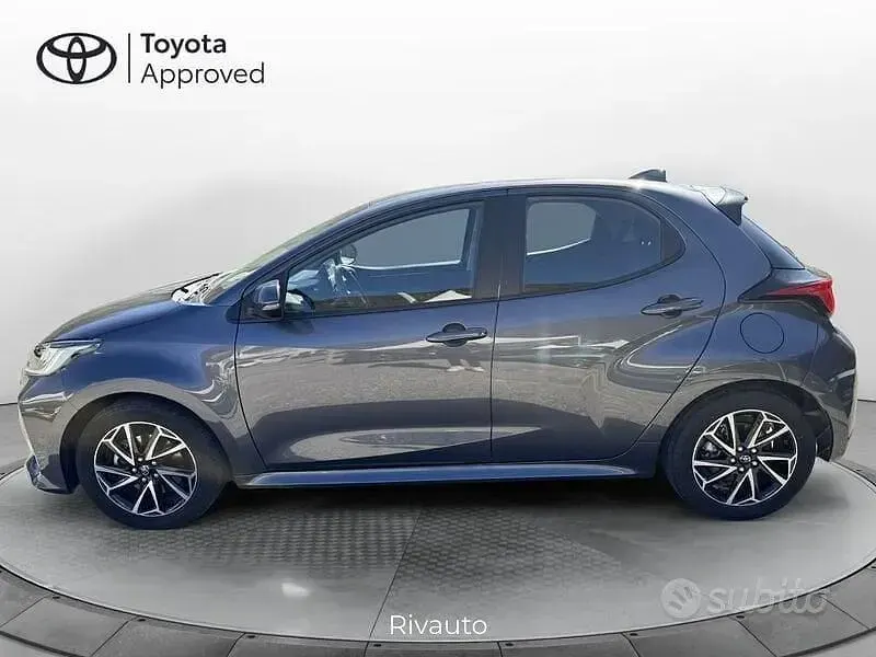 Usata Toyota Yaris Hybrid Trend 116 CV (85 kW) 2022 Grigio Berlina