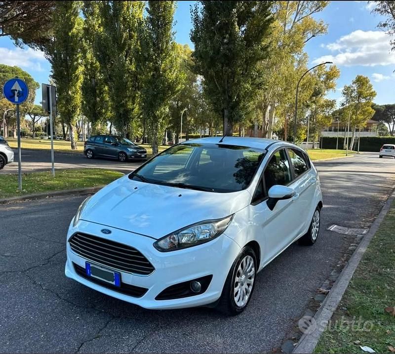 Usata Ford Fiesta 75 CV (55 kW) 2015 Bianco Utilitaria