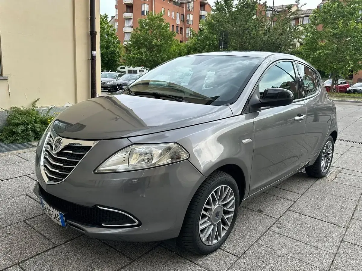 Usata Lancia Ypsilon Platinum 69 CV (50 kW) 2013 Grigio Utilitaria