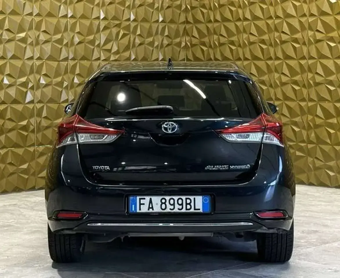 Usata Toyota Auris Hybrid 99 CV (72 kW) 2015 Blu/azzurro Station wagon