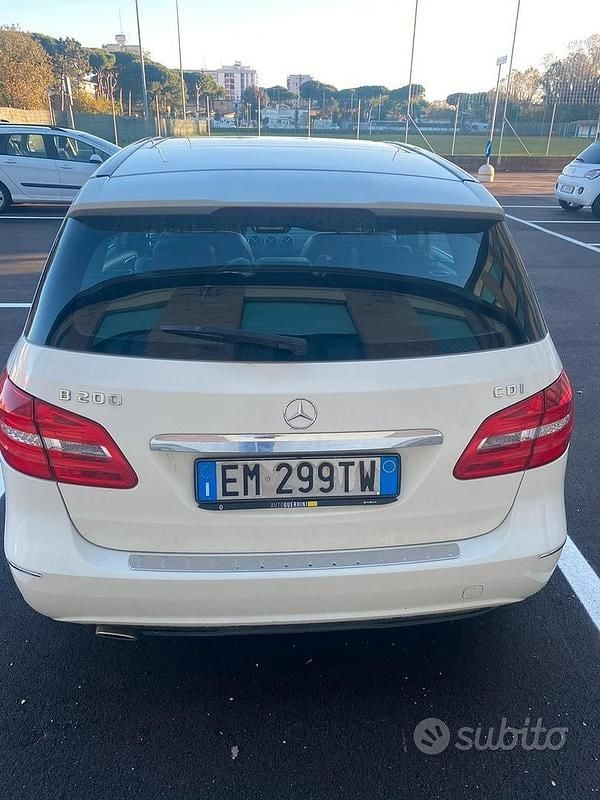 Usata Mercedes B200 136 CV (100 kW) 2012 Bianco Utilitaria