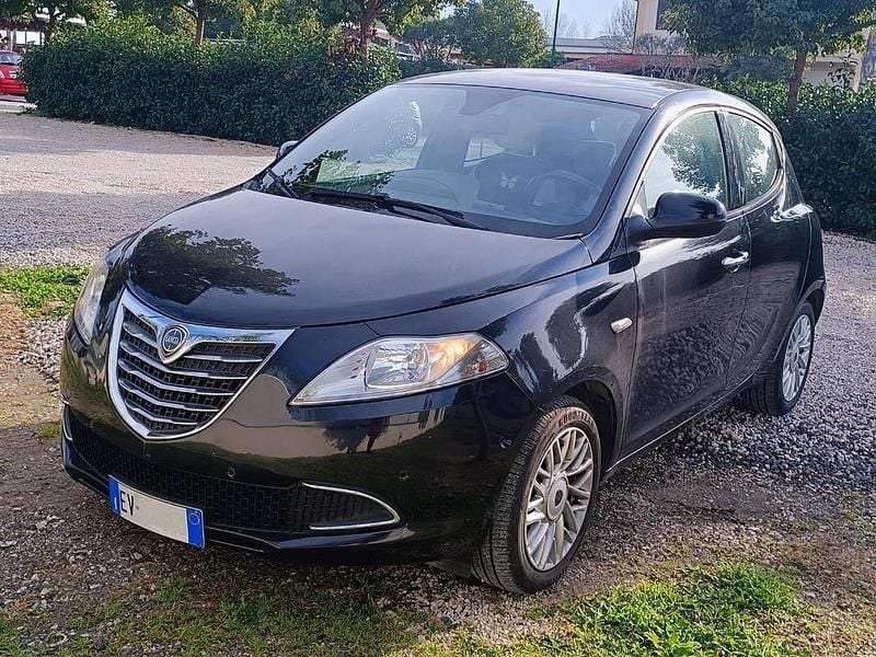 Usata Lancia Ypsilon Gold 69 CV (50 kW) 2014 Nero Utilitaria