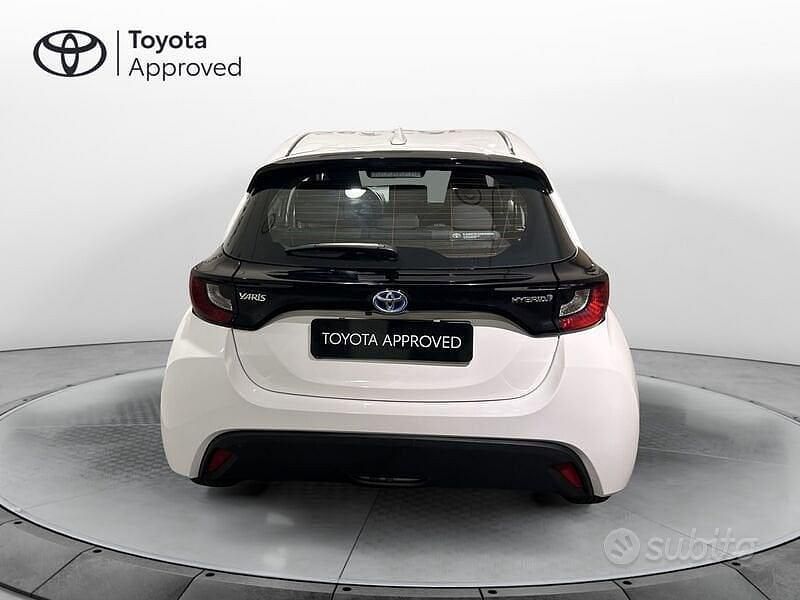 Usata Toyota Yaris Hybrid Active 116 CV (85 kW) 2022 Bianco Berlina