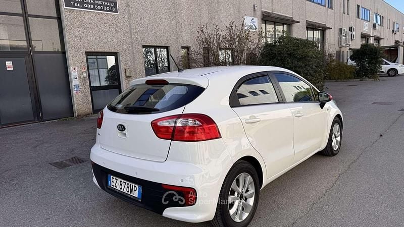 Usata Kia Rio 86 CV (63 kW) 2015 Bianco Berlina