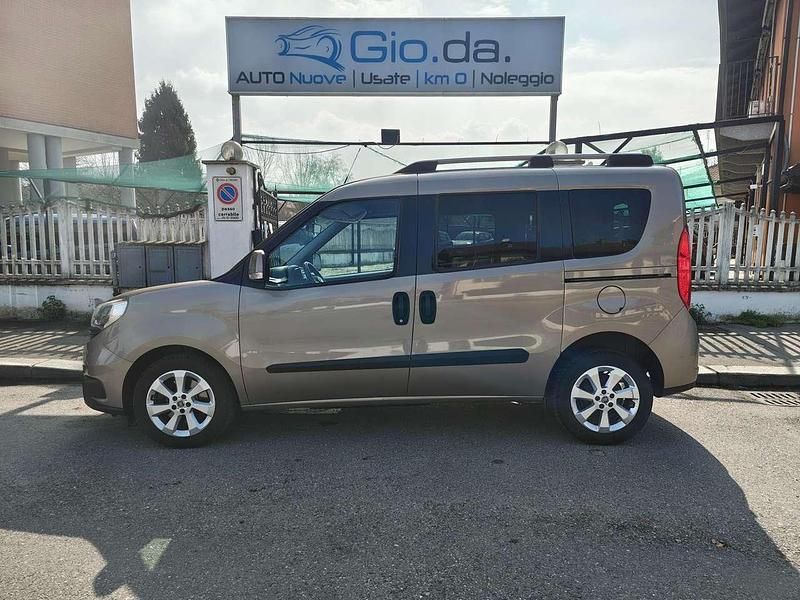 Usata Fiat Doblò Lounge 120 CV (88 kW) 2017 Beige Monovolume