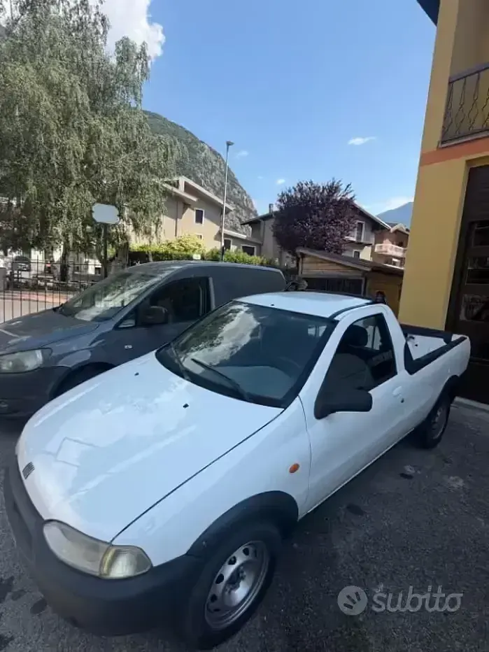 Usata Fiat Strada 73 CV (53 kW) 2000 Bianco Pick-up