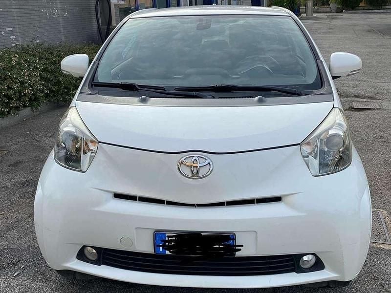 Begagnad Toyota iQ 68 HK (50 kW) 2010 Vit Halvkombi