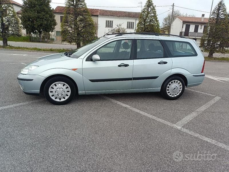 Usata Ford Focus 100 CV (73 kW) 2003 Grigio Station wagon