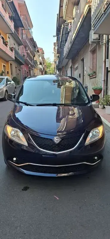 Usata Lancia Ypsilon Gold 95 CV (69 kW) 2017 Blu/azzurro Utilitaria
