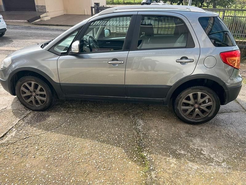 Usata Fiat Sedici 135 CV (99 kW) 2013 Grigio SUV