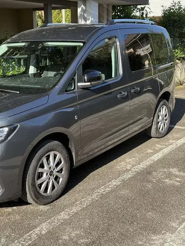 Begagnad Ford Tourneo Connect Titanium 122 HK (89 kW) 2023 Minibuss