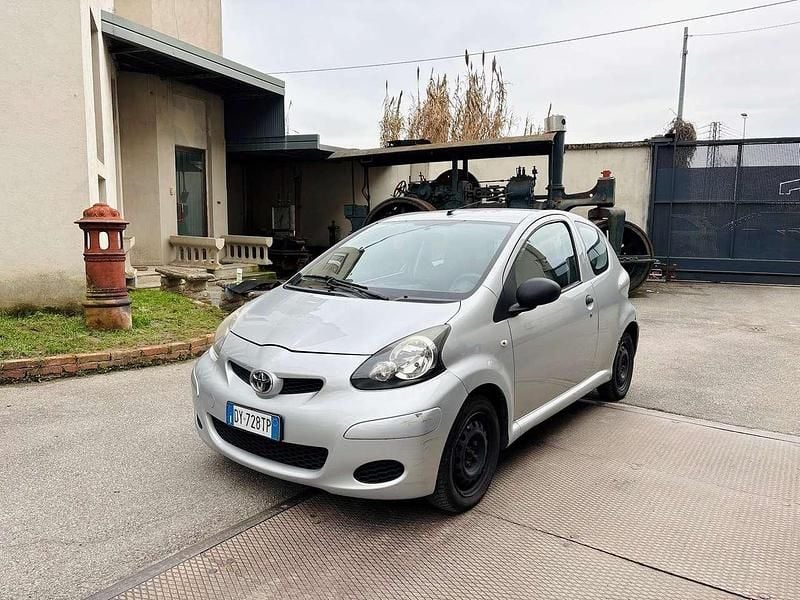 Usata Toyota Aygo Sol 68 CV (50 kW) 2009 Argento Utilitaria