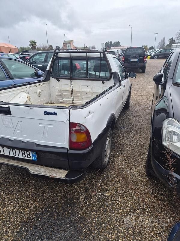 Usata Fiat Strada 62 CV (45 kW) 2002 Bianco Pick-up