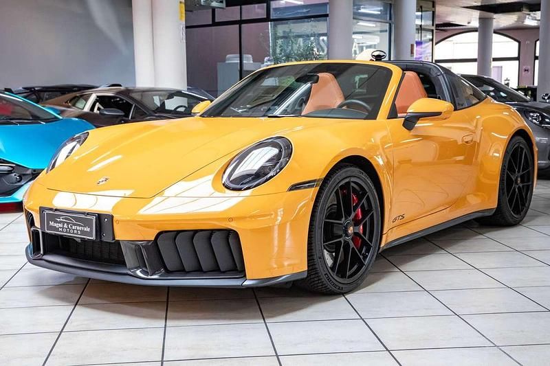 Usata Porsche 911 Chrono 541 CV (397 kW) 2024 Bahama yellow Cabrio