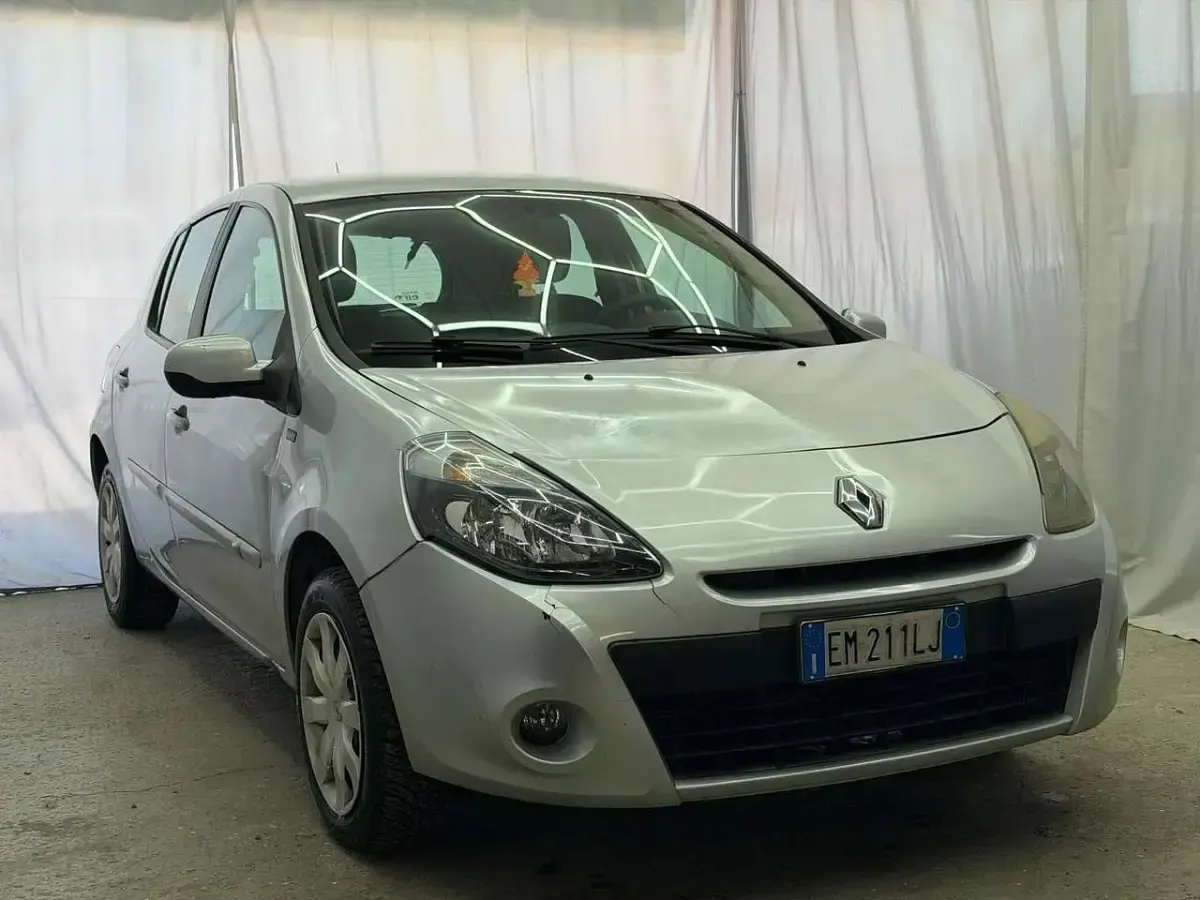 Usata Renault Clio III 75 CV (55 kW) 2012 Argento Berlina