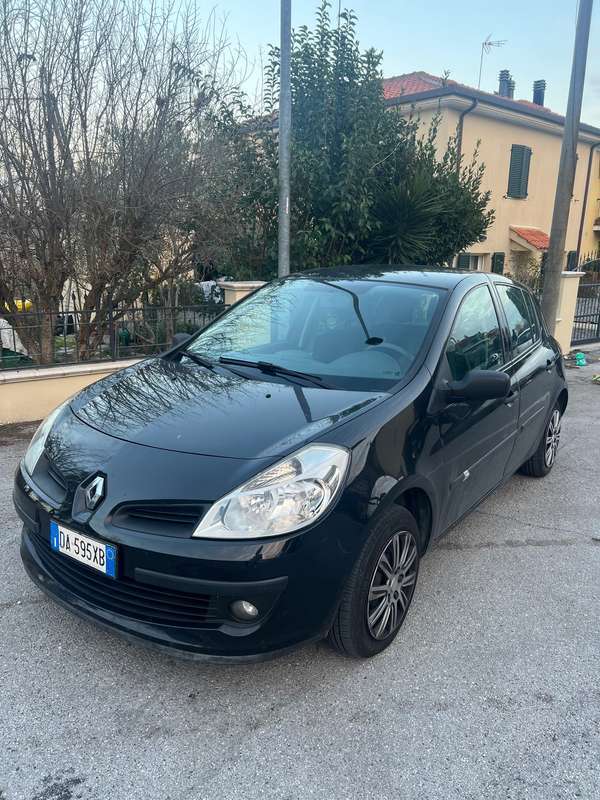 Usato 2006 Renault Clio 1.1 Benzin 75 CV (4.500 €)