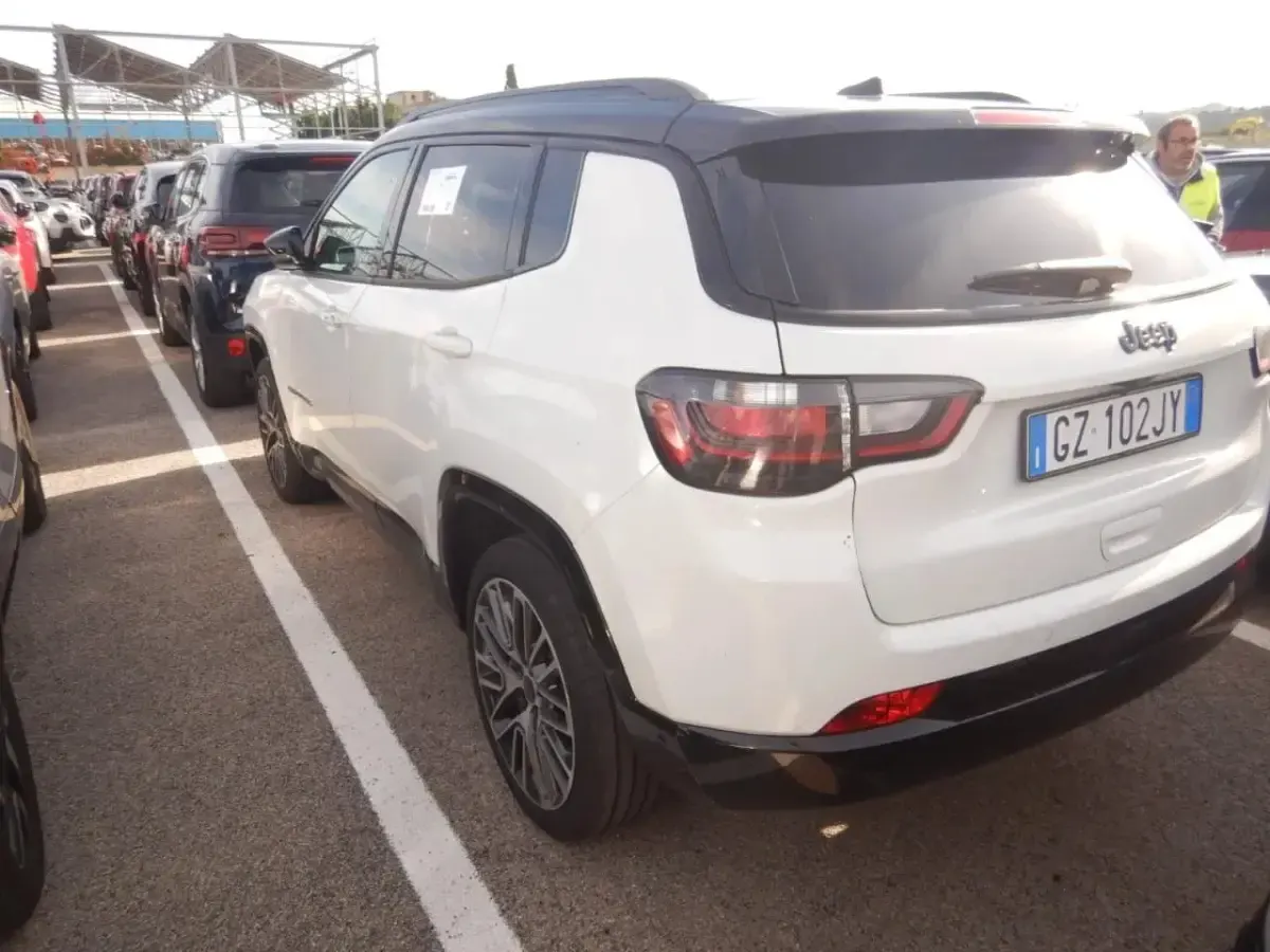 Usata Jeep Compass Summit 130 CV (95 kW) 2025 317alpine white con tetto ner SUV
