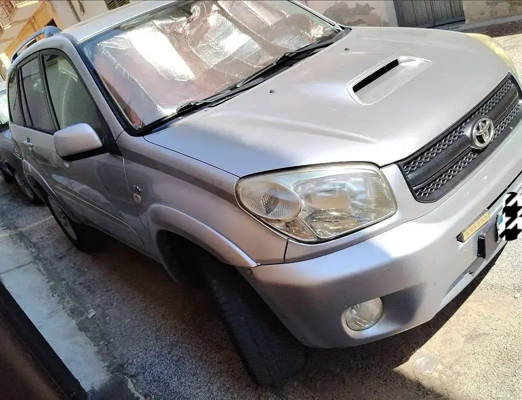 Usata Toyota RAV4 116 CV (85 kW) 2005 Argento SUV