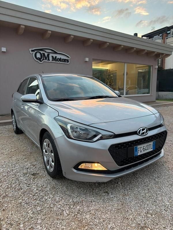 Usata Hyundai i20 GO! 74 CV (54 kW) 2016 Grigio Berlina