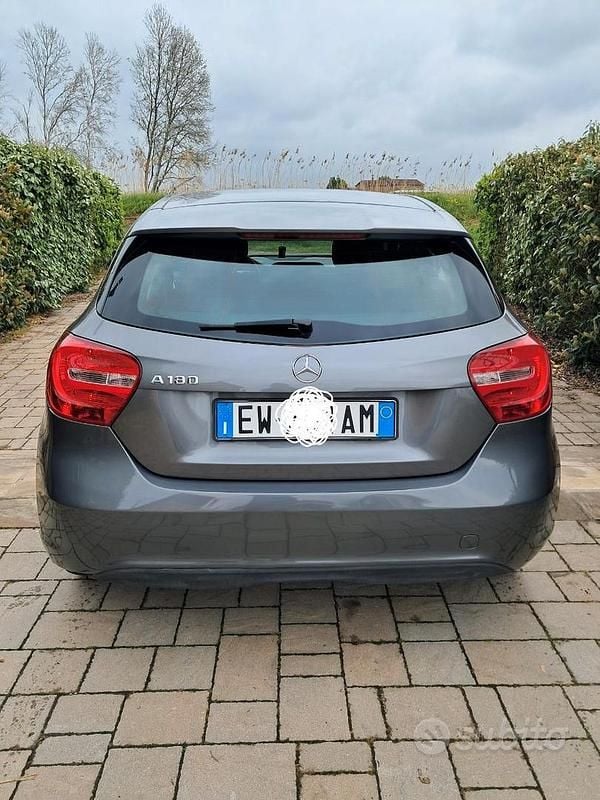 Usata Mercedes A180 122 CV (89 kW) 2014 Grigio Berlina