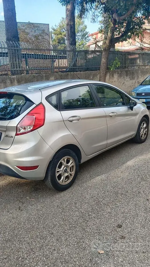 Usata Ford Fiesta 95 CV (69 kW) 2016 Grigio Utilitaria