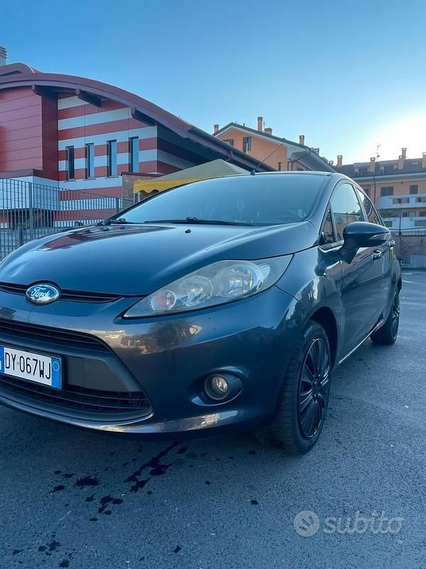 Usata Ford Fiesta 82 CV (60 kW) 2010 Grigio Utilitaria
