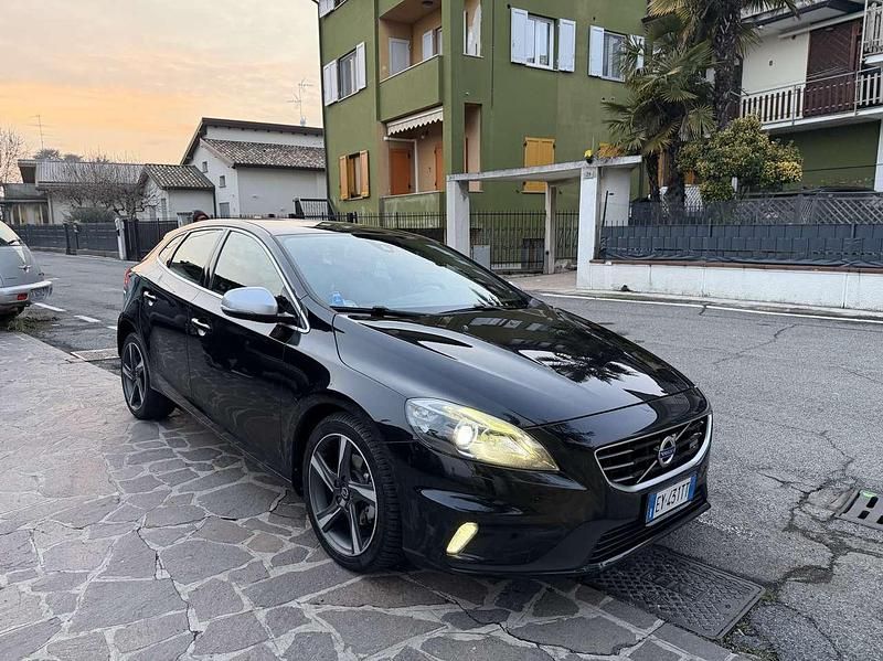 Usata Volvo V40 R-Design Kinetic 114 CV (83 kW) 2015 Nero Berlina