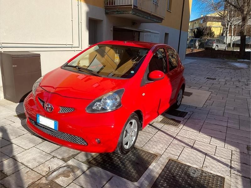 Rosso Usata 2007 Toyota Aygo Sol Due volumi | 3200 € (Buon prezzo) - Immagine 1/4