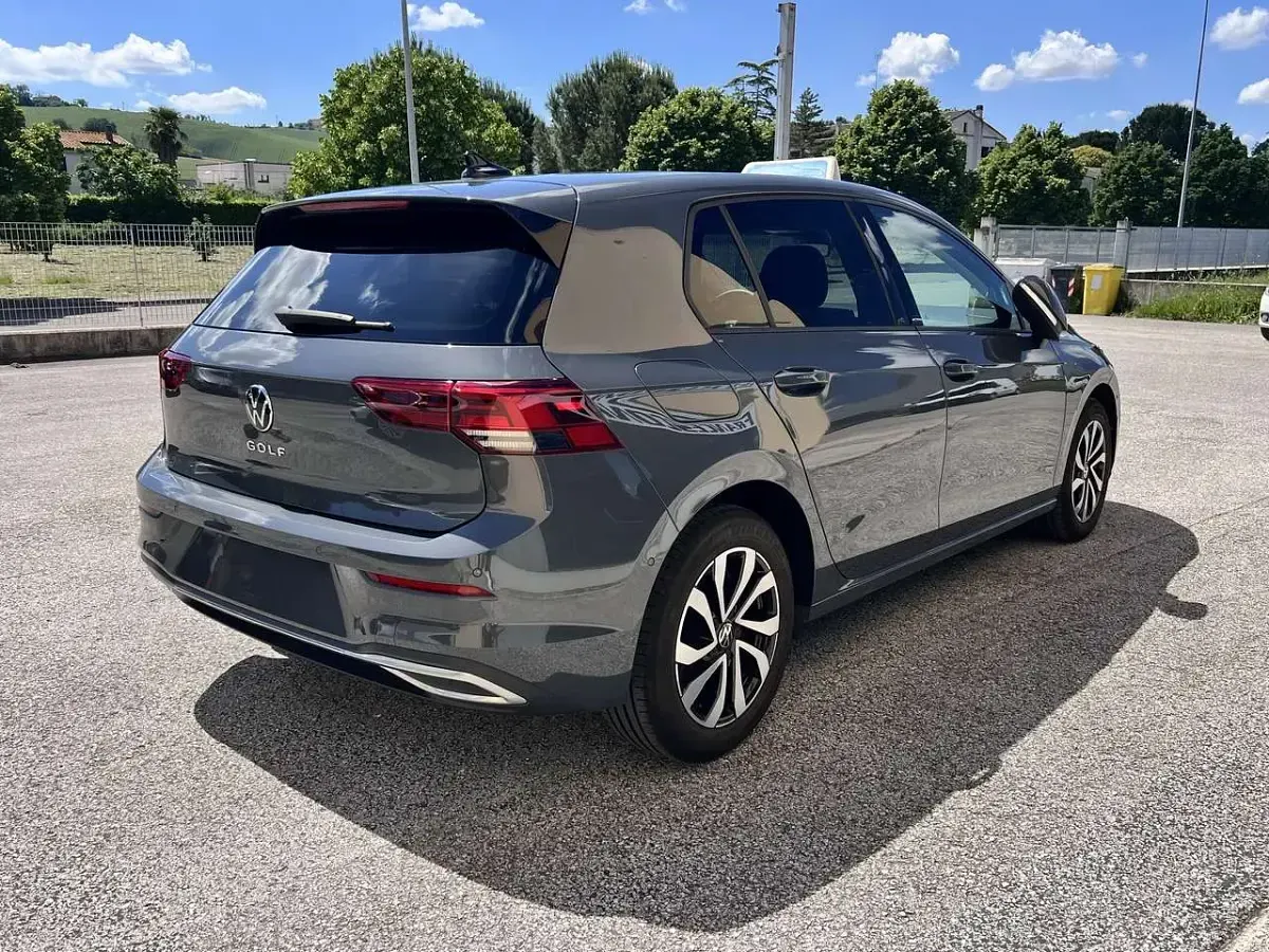 Usata VW Golf VIII Active 116 CV (85 kW) 2022 Grigio delfino Berlina
