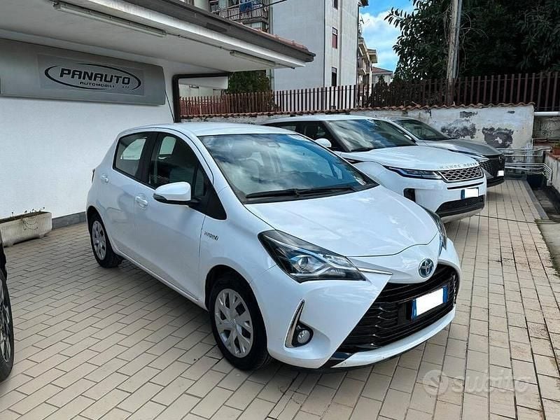 Usata Toyota Yaris Hybrid Business Edition 73 CV (53 kW) 2021 Bianco Berlina