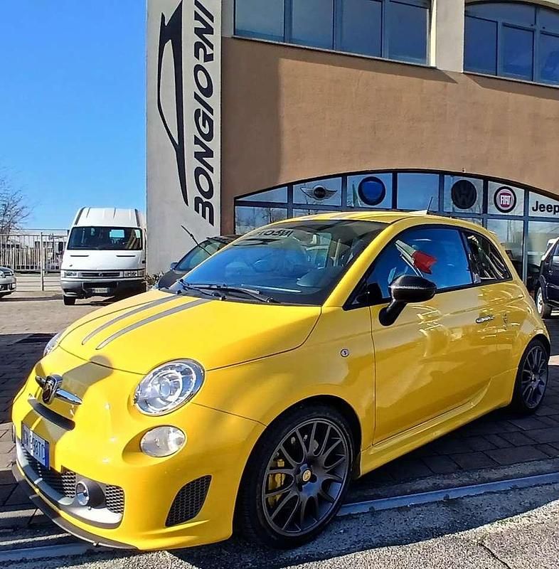 Usata Abarth 695 179 CV (131 kW) 2012 Pastello Utilitaria