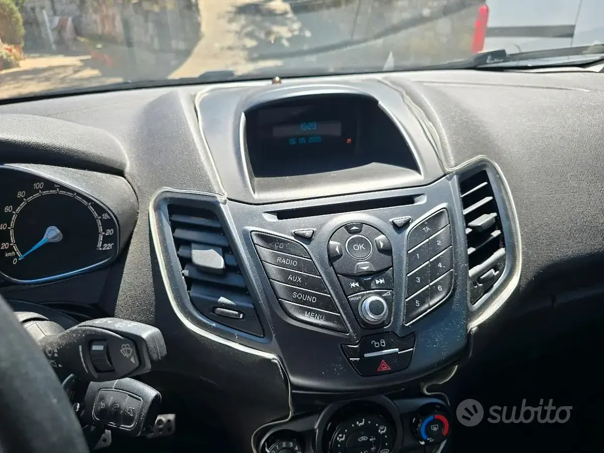 Usado Ford Fiesta 75 CV (55 kW) 2015 Blanco Utilitario