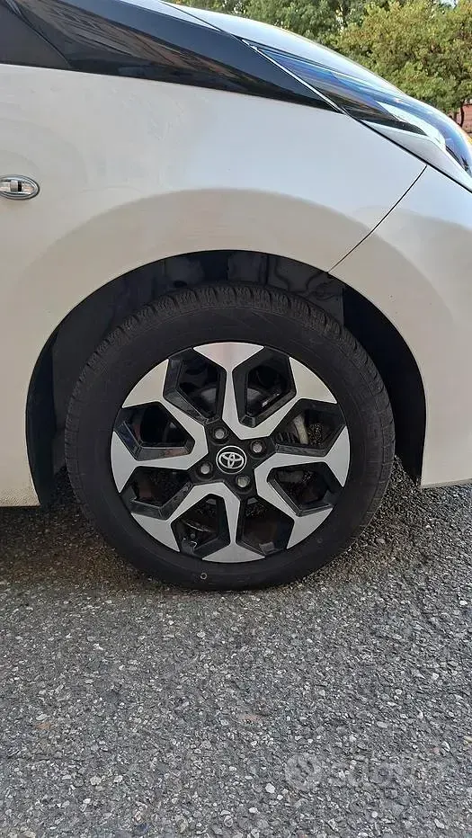 Usata Toyota Aygo Connect Style 72 CV (52 kW) 2019 Bianco Utilitaria