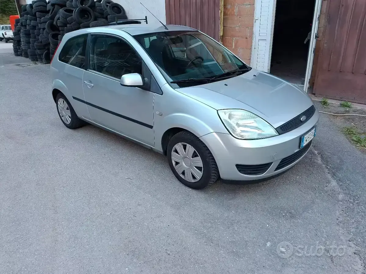 Usata Ford Fiesta 90 CV (66 kW) 2005 Utilitaria