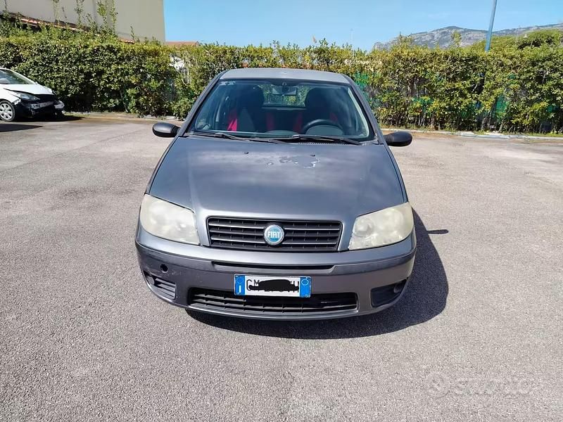 Usata Fiat Punto Dynamic 69 CV (50 kW) 2004 Grigio Utilitaria