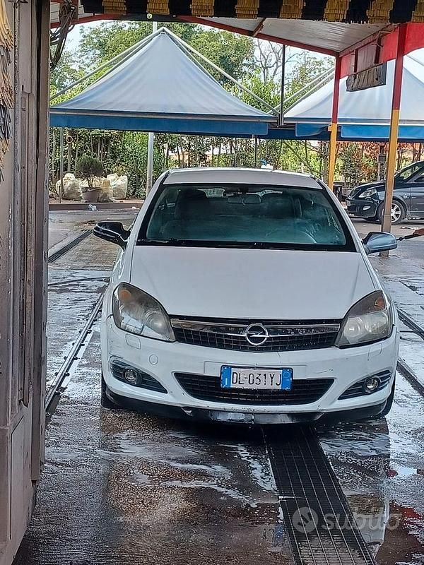 Bianco Usata 2009 Opel Astra GTC Coupé | 1300 € (Ottimo prezzo) - Immagine 1/4