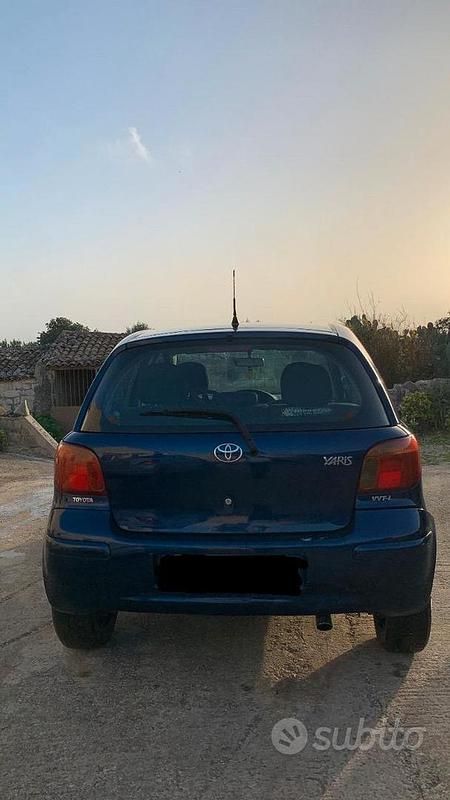Usata Toyota Yaris 65 CV (47 kW) 2005 Blu Berlina