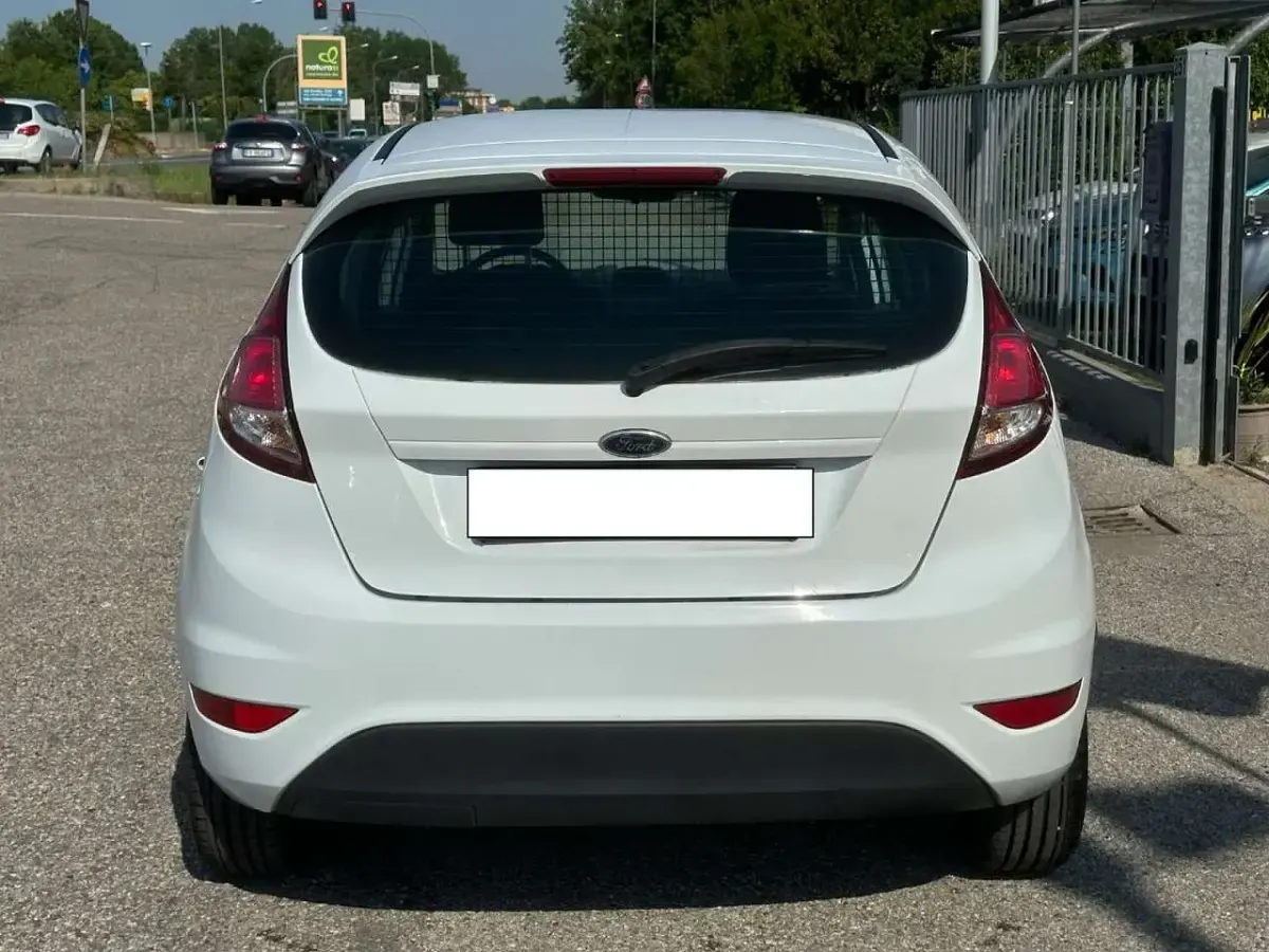 Usata Ford Fiesta 75 CV (55 kW) 2014 Bianco Utilitaria