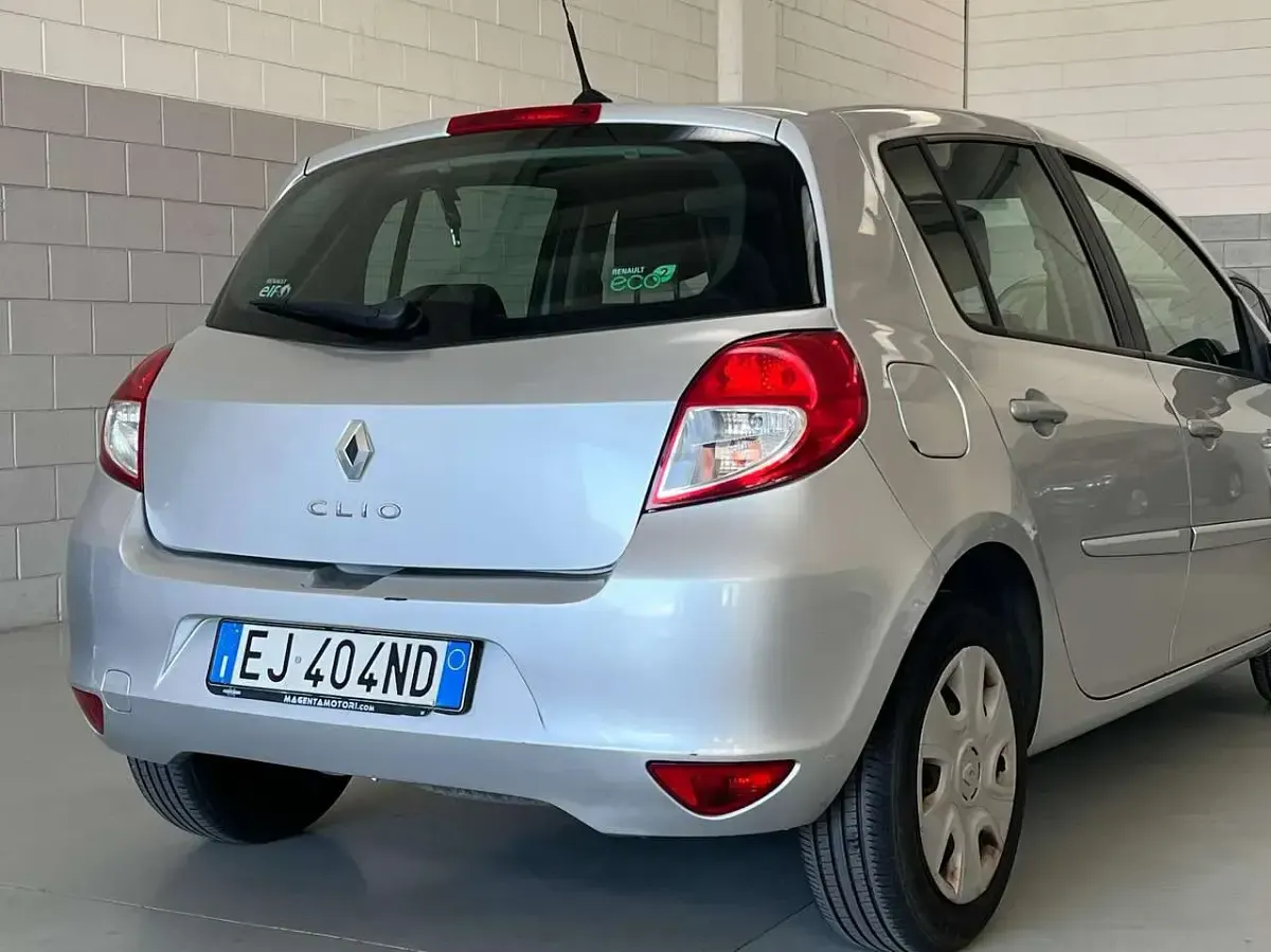 Usata Renault Clio II 75 CV (55 kW) 2011 Argento Berlina