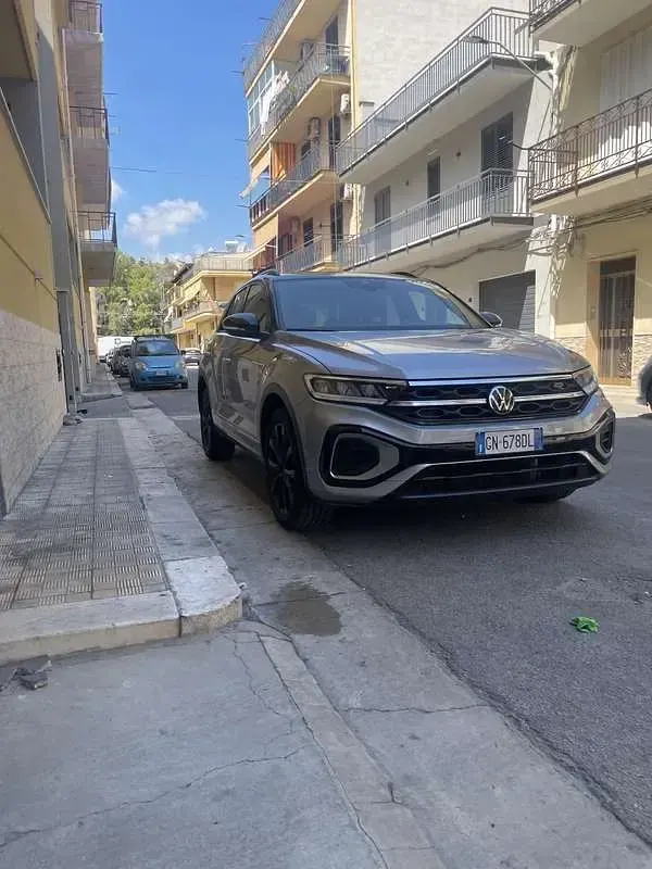 Usata VW T-Roc R-line 116 CV (85 kW) 2023 Grigio SUV