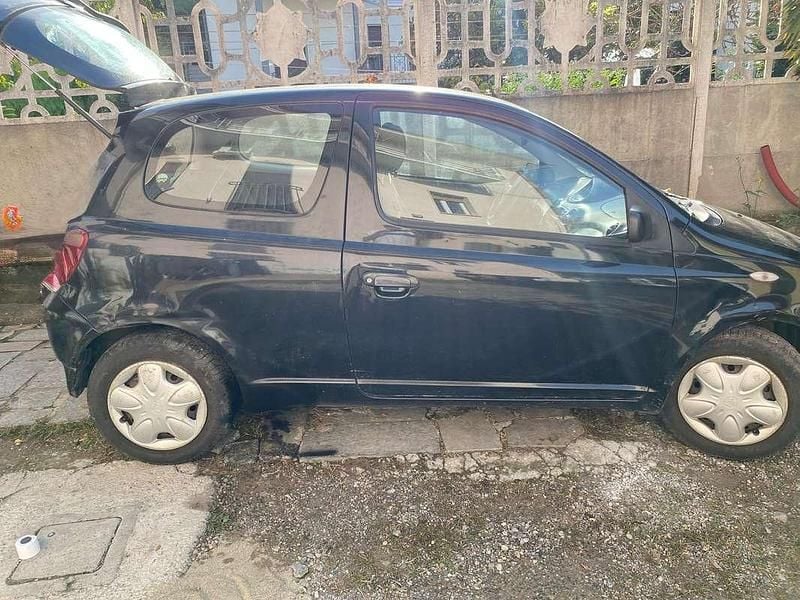 Usata Toyota Yaris Sol 68 CV (50 kW) 1999 Nero Utilitaria