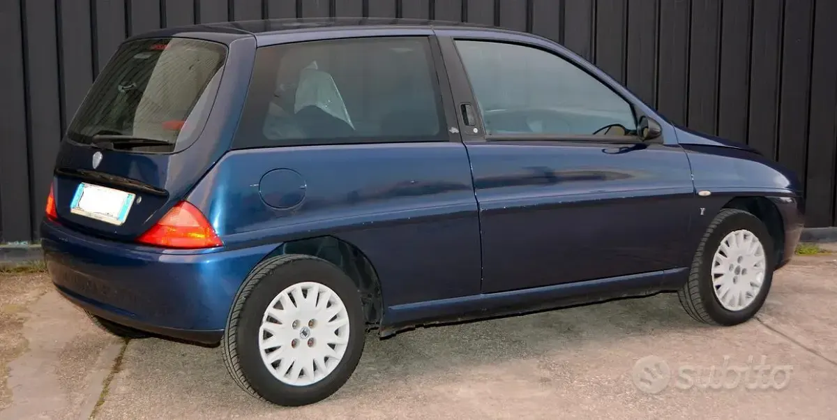 Usata Lancia Ypsilon 60 CV (44 kW) 2003 Blu Utilitaria