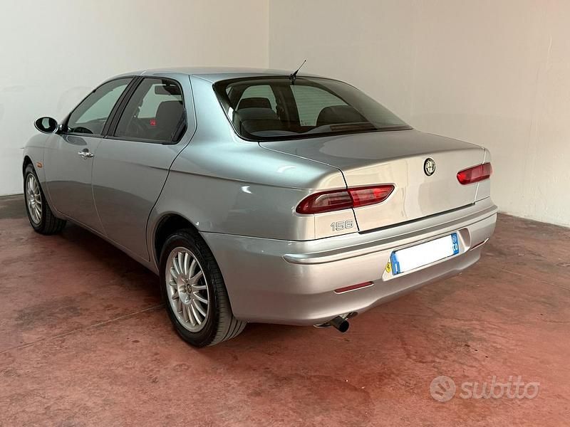 Usata Alfa Romeo 156 Distinctive 116 CV (85 kW) 2003 Grigio Berlina