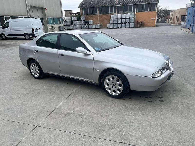 Usata Alfa Romeo 166 Distinctive 140 CV (102 kW) 2001 Argento Berlina