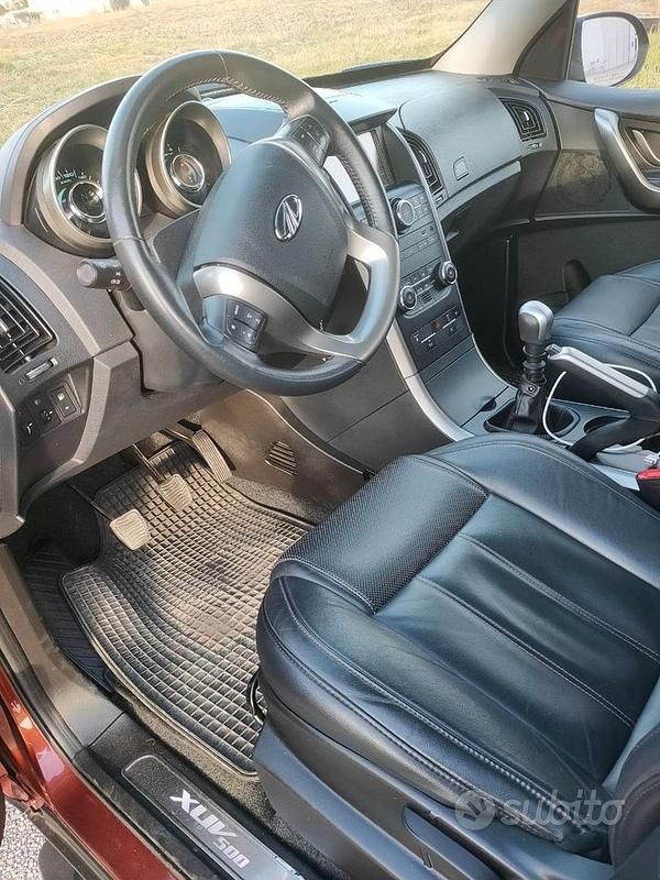 Usata Mahindra XUV500 140 CV (102 kW) 2021 Rosso SUV