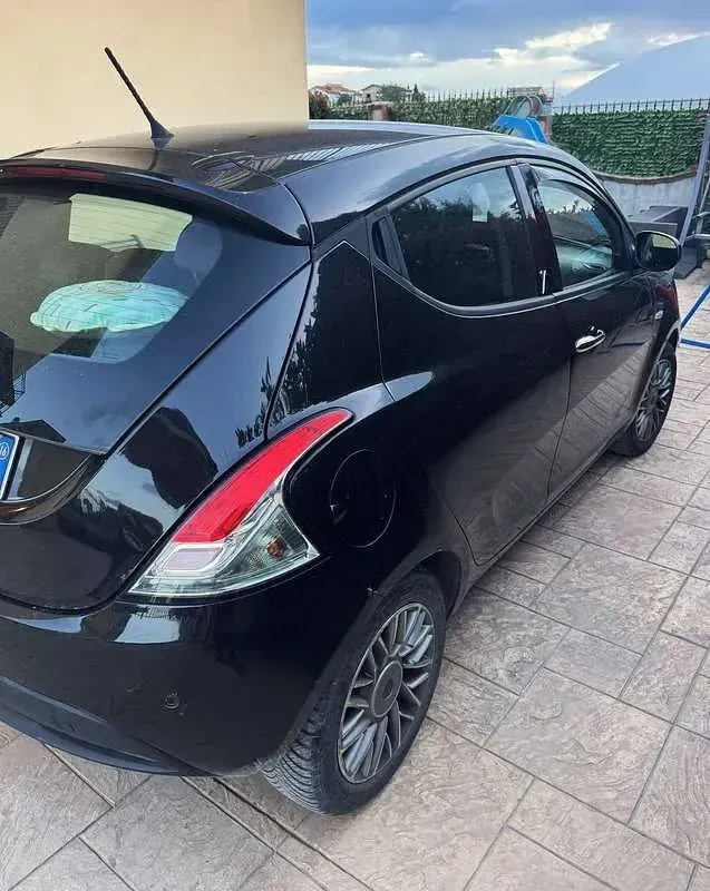 Usata Lancia Ypsilon 69 CV (50 kW) 2016 Nero Utilitaria