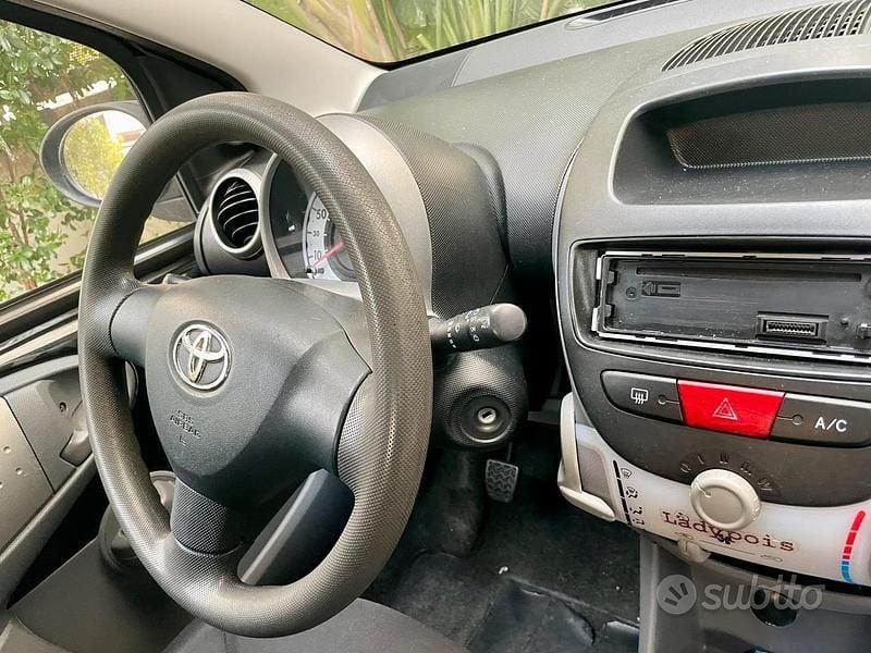 Usata Toyota Aygo 68 CV (50 kW) 2008 Nero Utilitaria