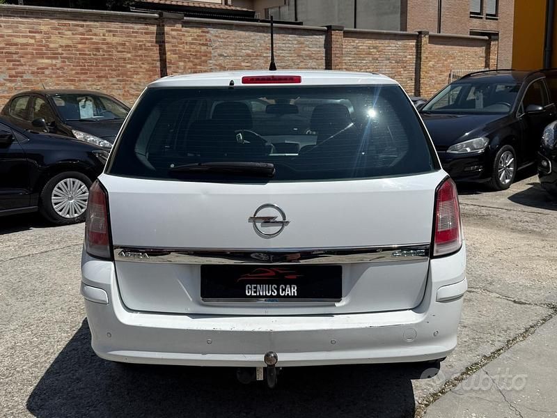 Usata Opel Astra Edition 110 CV (80 kW) 2009 Bianco Station wagon