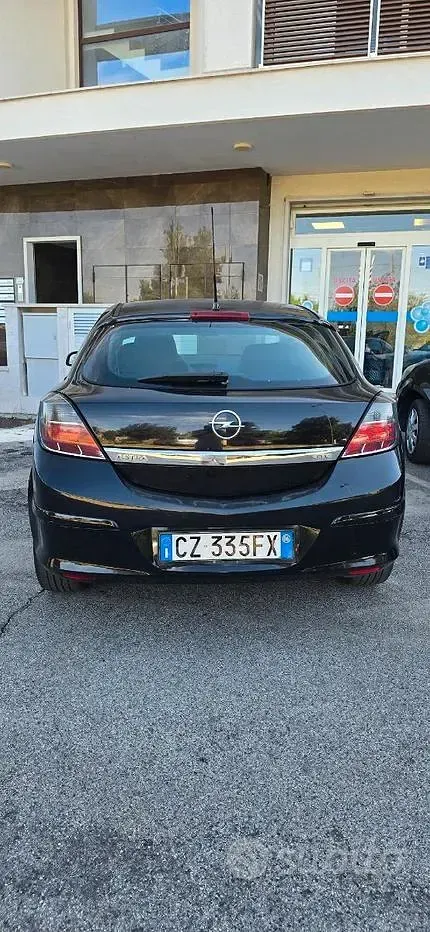 Usata Opel Astra GTC 101 CV (74 kW) 2006 Nero Berlina